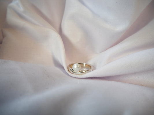 Pearl wave ring